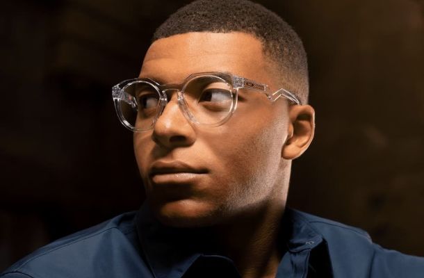 Mbappé avec des lunettes de vue Oakley